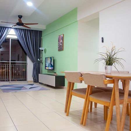 Five H Family Service Apartment เซอรีเคมบางัน ภายนอก รูปภาพ