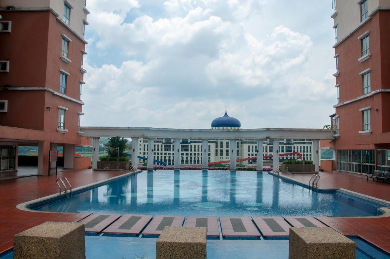 Five H Family Service Apartment เซอรีเคมบางัน ภายนอก รูปภาพ