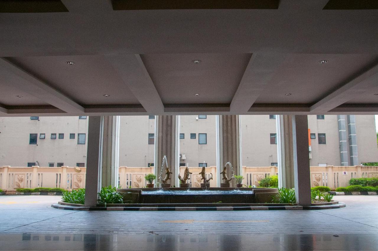Five H Family Service Apartment เซอรีเคมบางัน ภายนอก รูปภาพ
