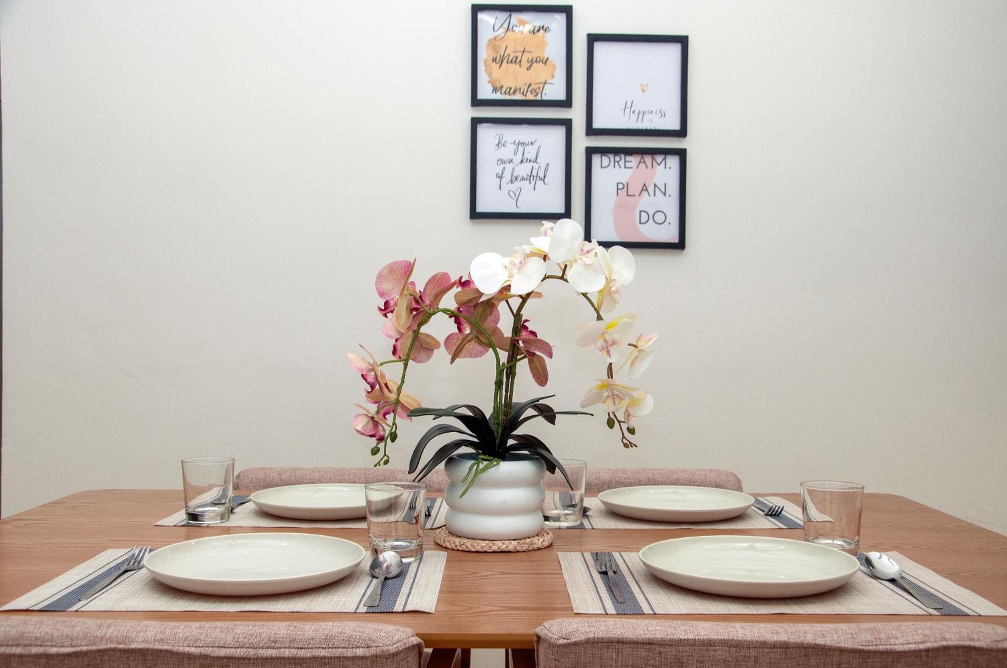 Five H Family Service Apartment เซอรีเคมบางัน ภายนอก รูปภาพ